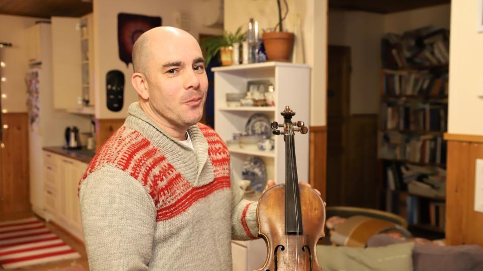 Matthew King viulunsa kanssa.