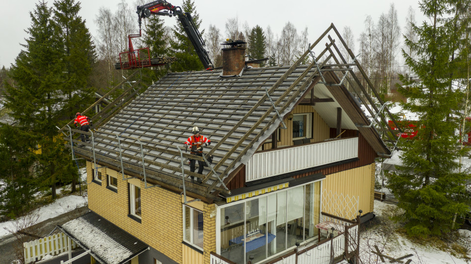 Omakotitalossa tehdään kattoremonttia.