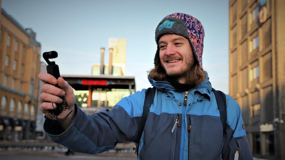 Matti Tuomaalan kuvaa kamerallaan
