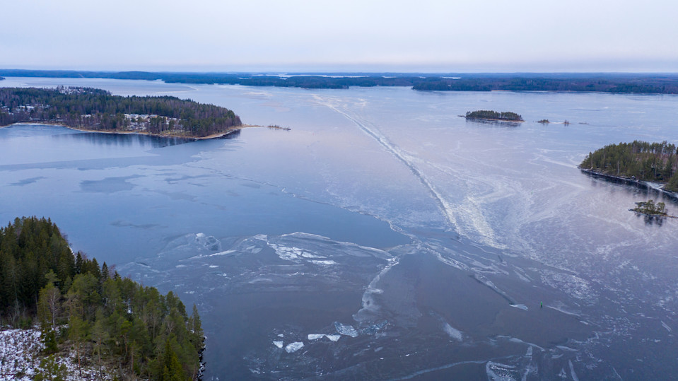 Ilmakuvassa jäinen Saimaa Savonlinnan pohjoispuolella.