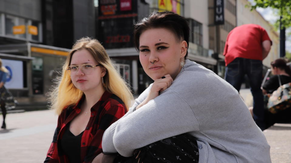 Noelle Hyvönen, 17, ja Marjut Toopakka, 20, ovat tulleet keskustaan tapaamaan toisiaan ensi kertaa