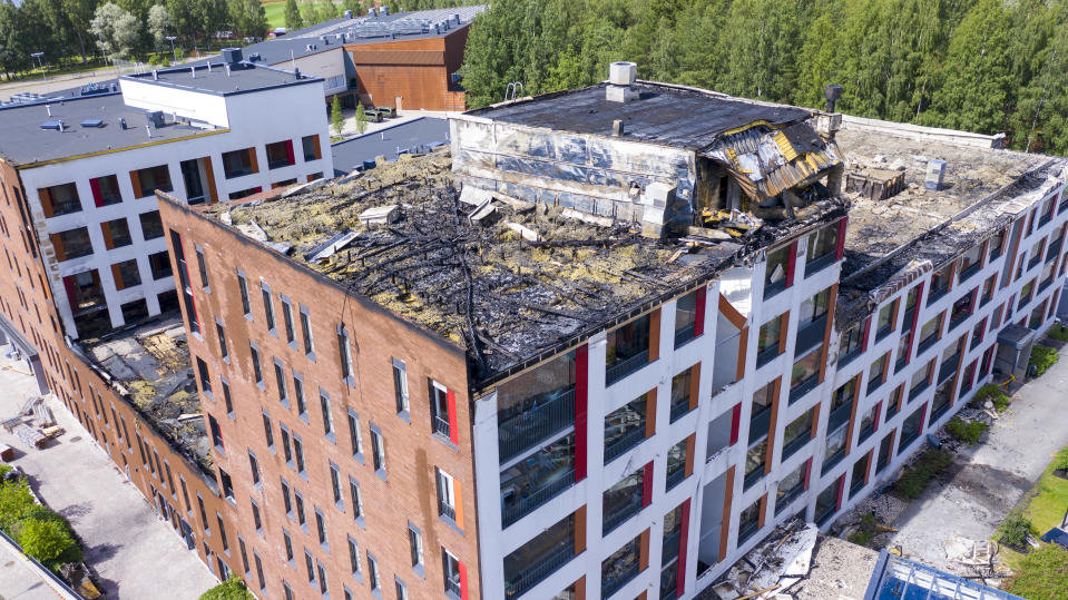 Tulipalossa pahoin kärsinyt Jason Palokassa sijaitseva senioritalo ilmakuvassa.