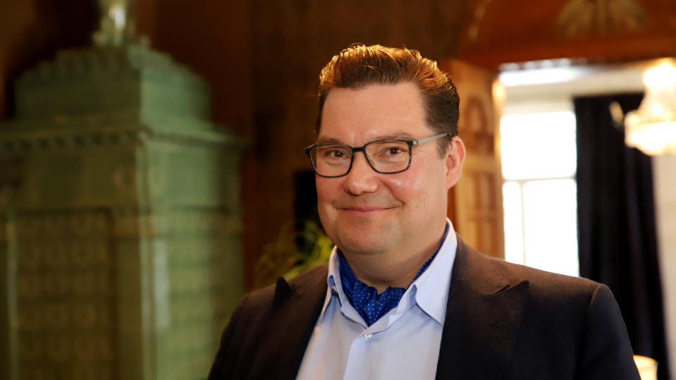 Pyhäniemen kartanon omistaja Kari Helin kuvassa kartanon sisätiloissa, hymyilee kameralle.