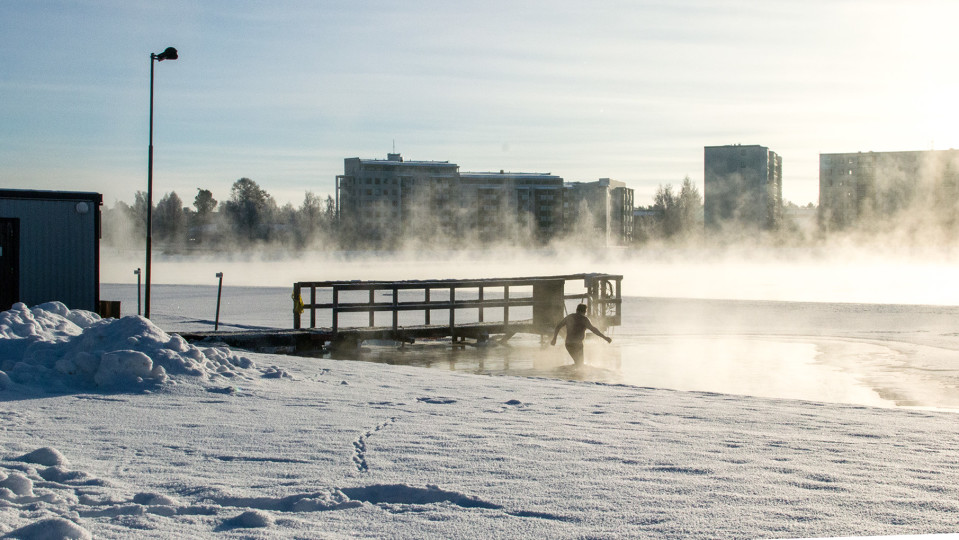 Mies menee Oulujokeen uimaan talvella