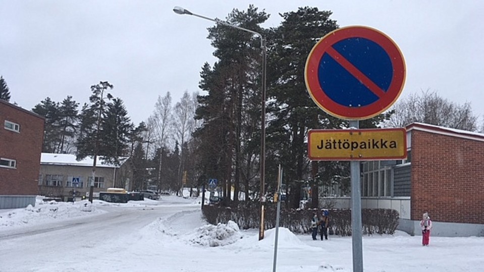 pysköintikieltomerkki, jättöpaikka -lisäkilpi, Kaunisnurmen koulu, Kouvola