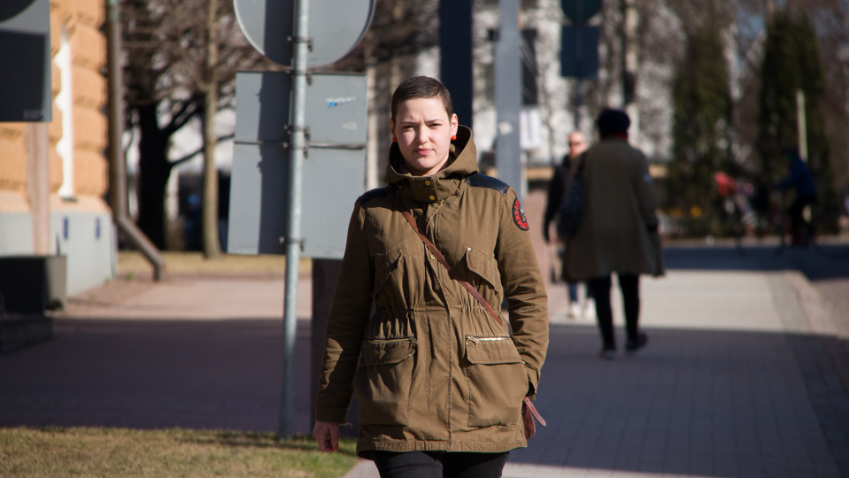 Fanny Riekki kävelee kadulla.