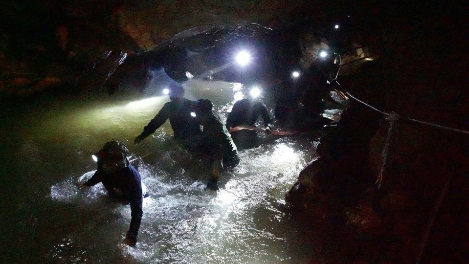 Thaimaan merivoimien erikoisjoukot navigoivat Tham Luangin luolastossa 1. heinäkuuta.