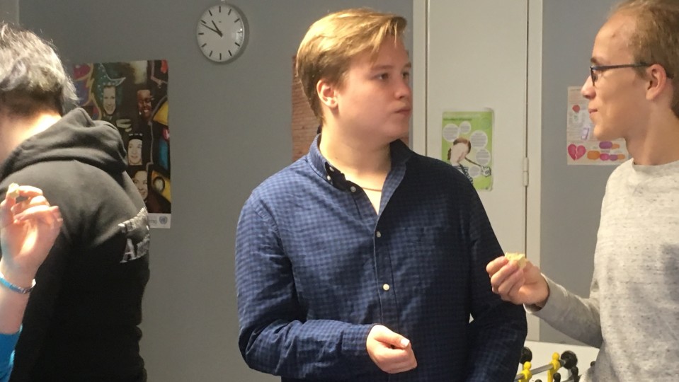 Lahtelaisia nuoria Kärpäsen koulun luokassa