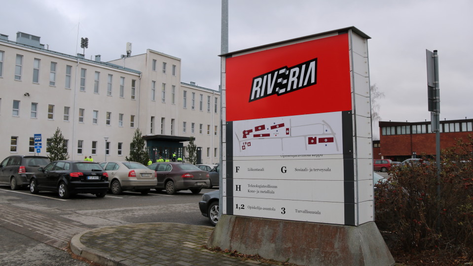 Riveria-ammattiopiston kyltti
