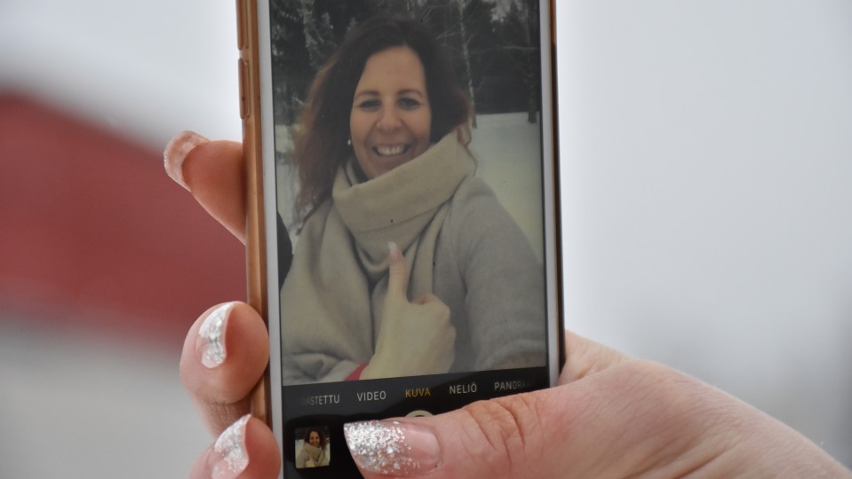 Psykologi Terhi Nyman ottaa selfietä.
