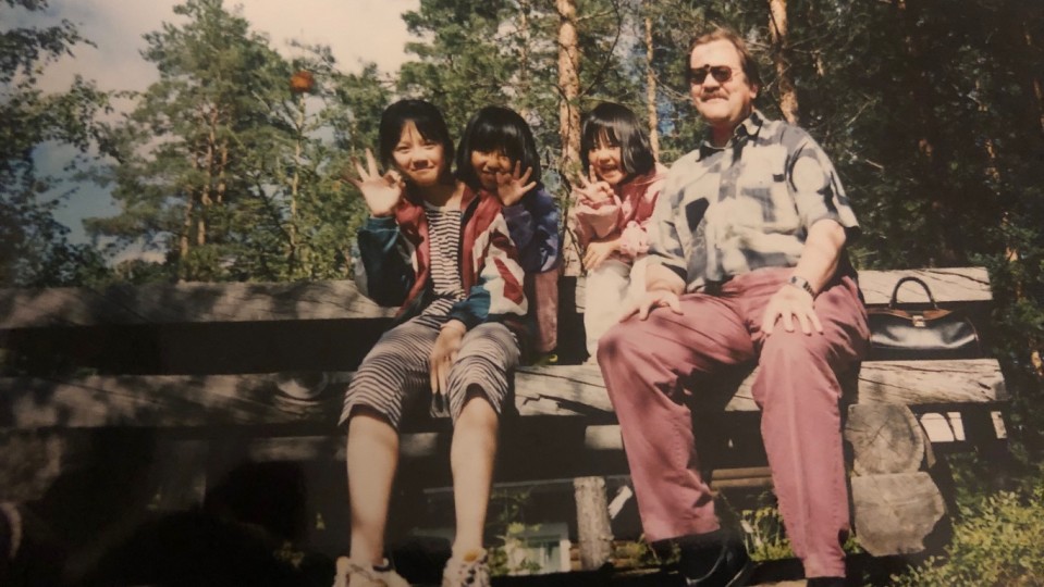 vietnamilaisia lapsia ja suomalainen perhetuttu