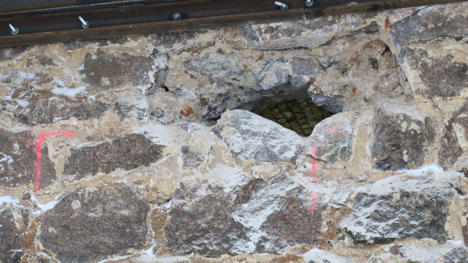 Vallimuurin puhkaisu alkuvaiheessa.