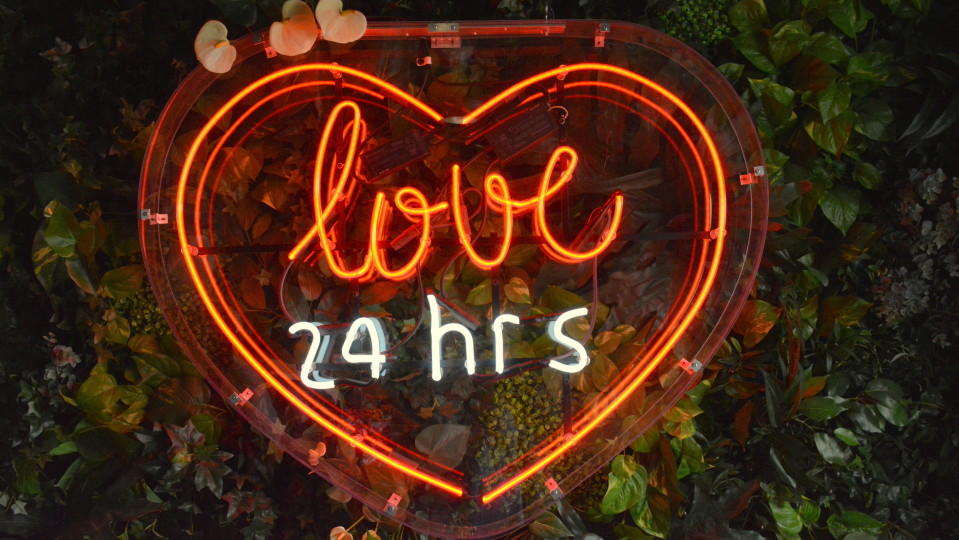 Kuva valotaulusta, missä lukee love 24 hrs