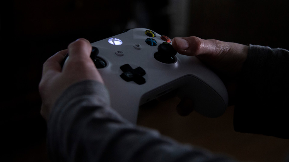 Xbox pelikonsolin ohjain lapsen kädessä