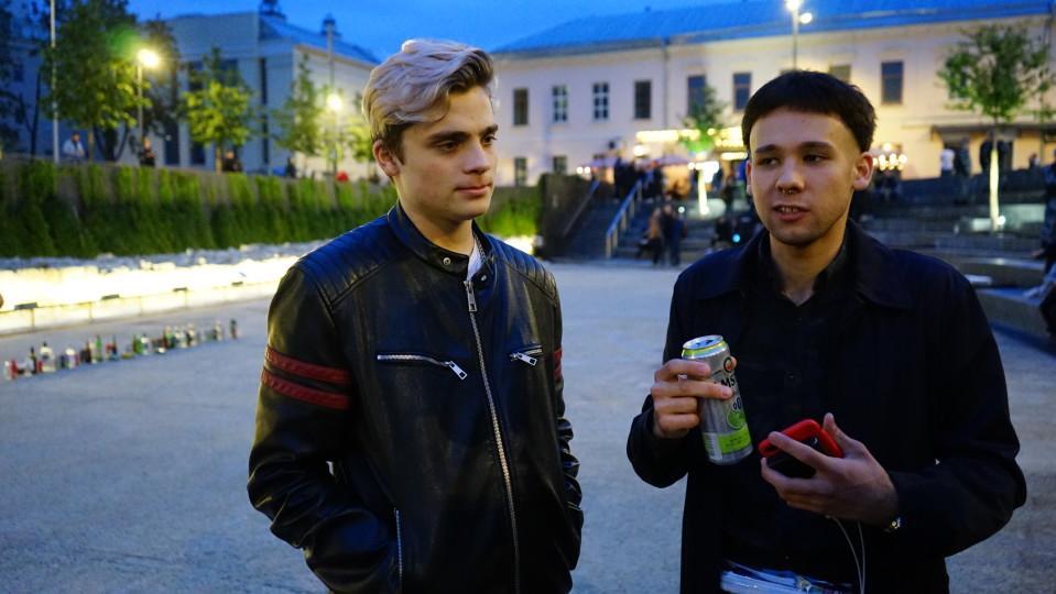 Oleg Podtšufarov (vas.) ja Sergei Belov ihmettelevät, miksi alkoholin nauttiminen julkisella paikalla on ylipäätään kiellettyä Moskovassa.
