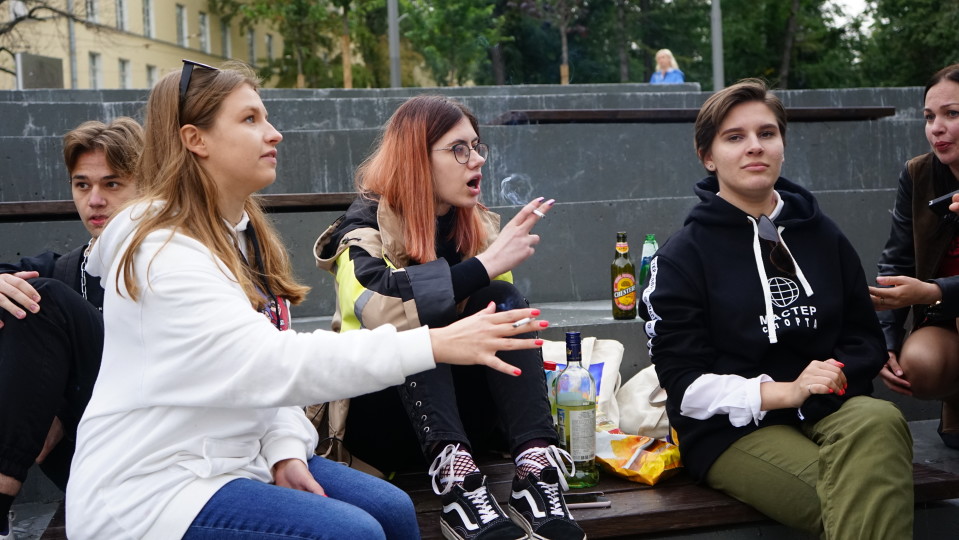 Juuri nyt Darja Maiorovaa (vas.), Maša Dobryninaa ja Vera Jermolajevaa ei raittiusaate kiinnosta.