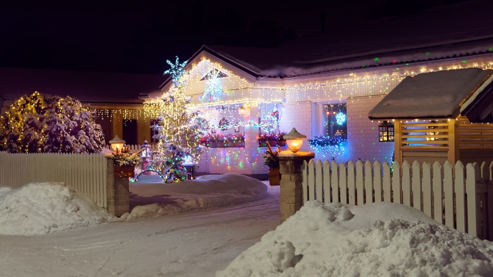 Oululainen Kalle Penttilä sytyttää joka joulu yli 10 000 led-valoa omalle pihalleen. Kuvassa on osa etupihan valoista.
