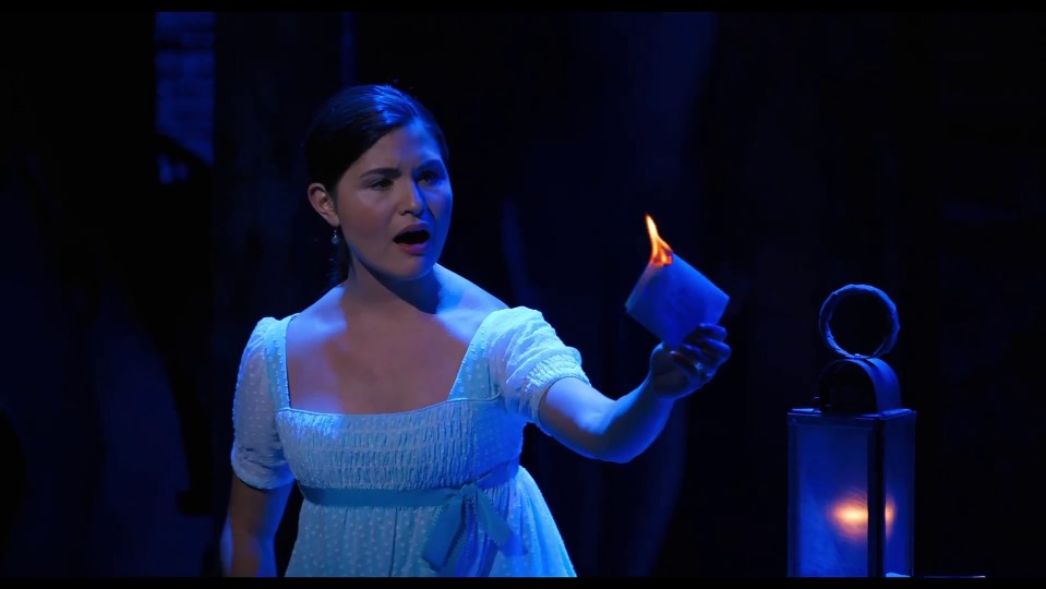 Phillipa Soo Elizabeth Hamiltonin roolissa Hamilton musikaalin Broadway-tuotannossa.