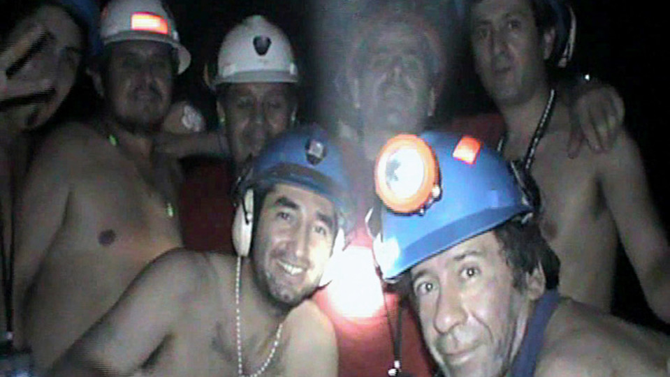 Kaivosmiehet vilkuttavat videokameralle Chilen hallituksen välittämässä kuvassa syyskuussa 2010.