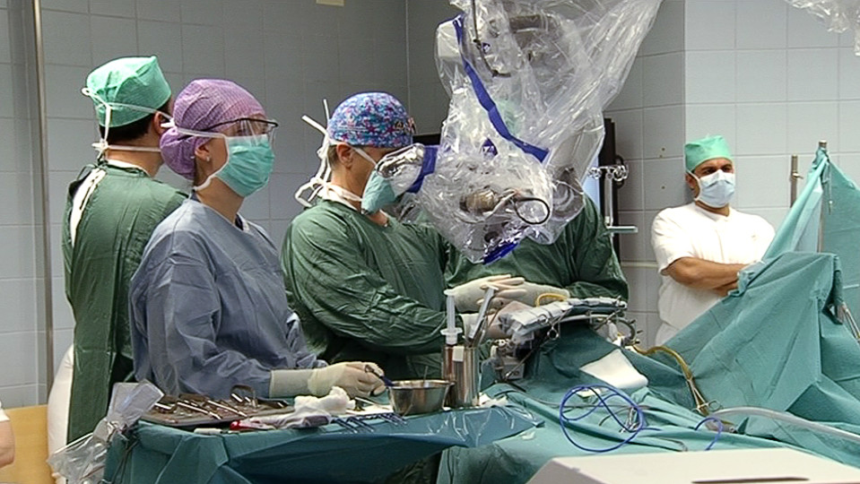 Neurokirurgi Juha Hernesniemi leikkaustiimeineen poistamassa potilaalta epämuodostunutta aivoverisuonta Töölön sairaalassa Helsingissä vuonna 2013.