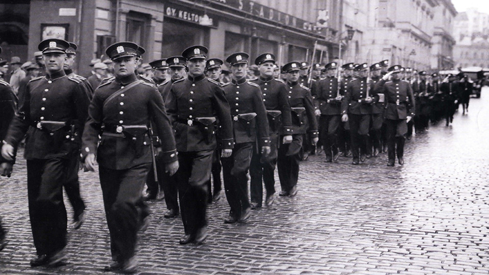 Poliiseja marssimassa.