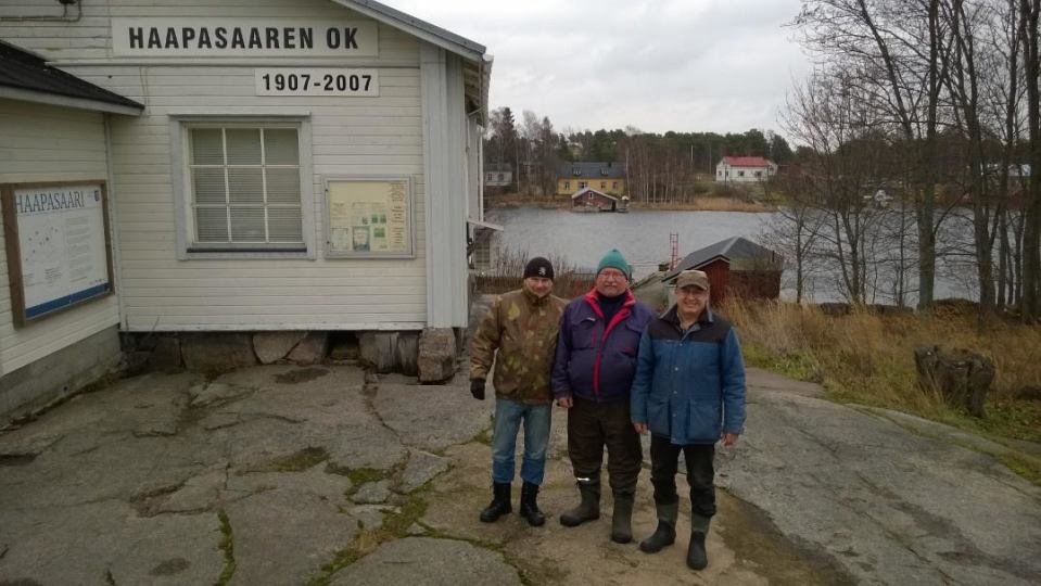 Olli Turunen, Ilkka Lehto ja Timo Pohjola asuvat Haapasaaressa kesät ja talvet.