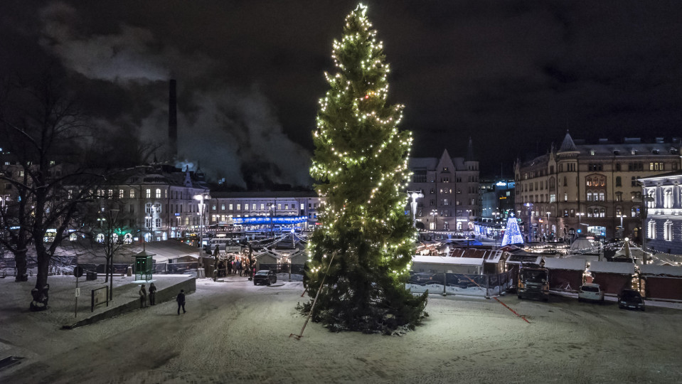 Tampereen joulutori ja joulukuusi iltavalaistuksessa
