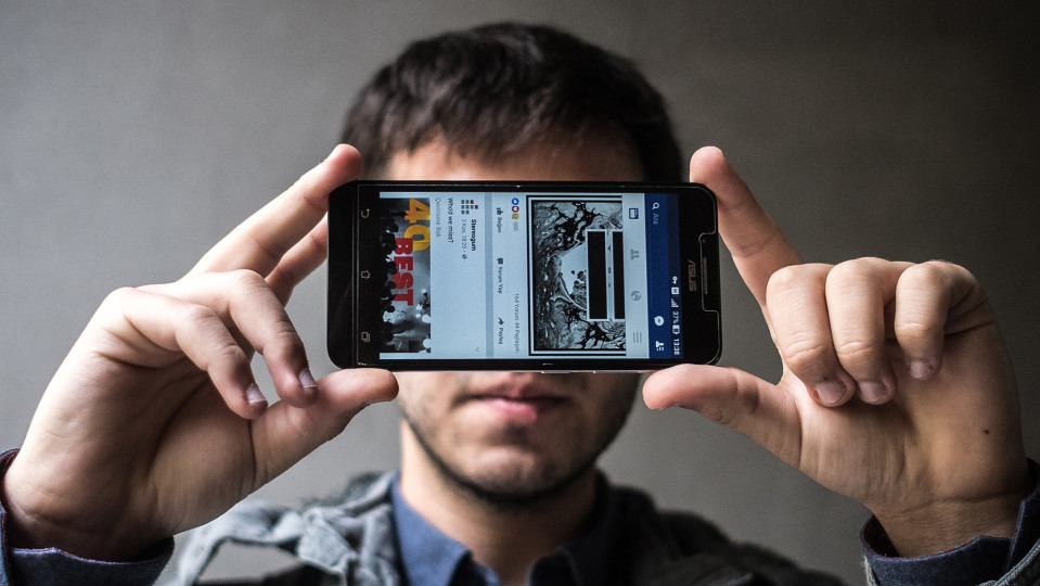 22-vuotiaan Furkanin mielestä Facebookiin pääsyn estäminen on kuin menettäisi yhteydet maailmaan.