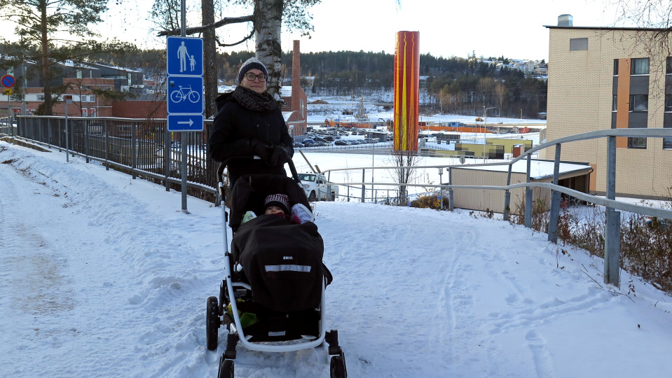 Onkiniemessä asuva Riitta Karjalainen ulkoilemassa tyttärensä Veera Miikin kanssa.