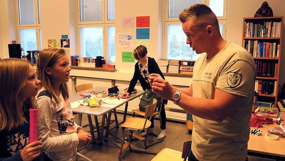 Kalle Manninen puhuu oppilaille luokassa