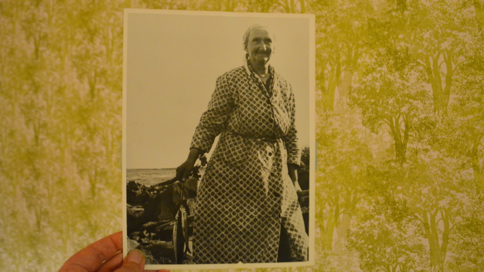 Ida Juuso lipposi 50-luvulla. Kuva otettiin Haaparanta lehden jttua varten.