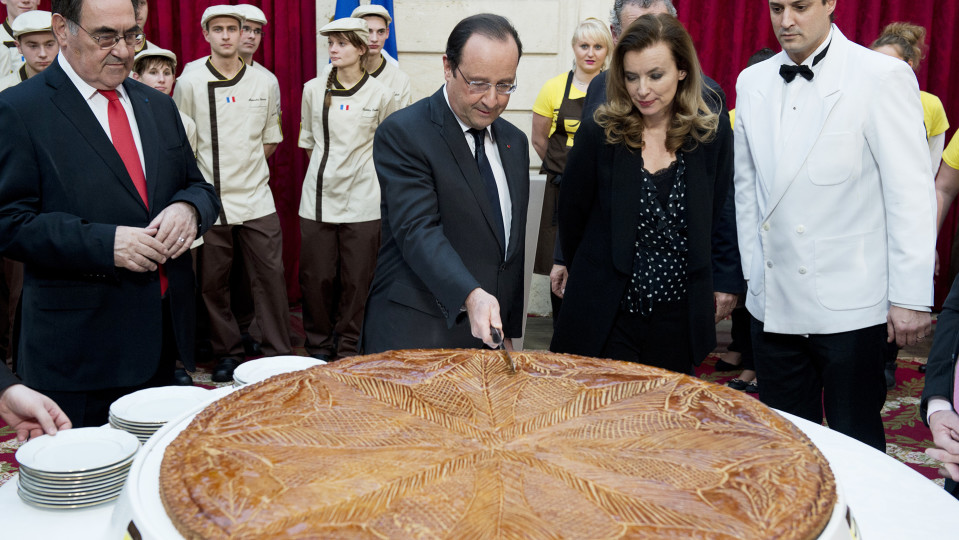 Ranskan presidentti Francois Hollande leikkaa perinteistä loppiaiskakkua.