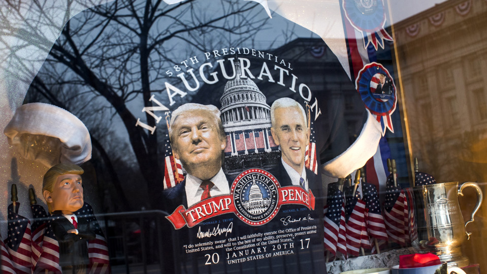 T-paitoja ja muita Trump-tuotteita näyteikkunassa Washingtonissa.