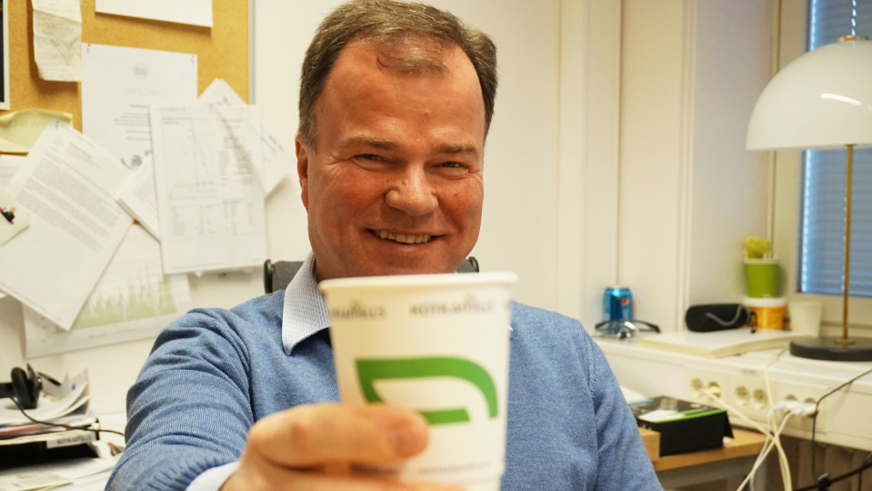 Markku Hämäläinen ja paperikuppi