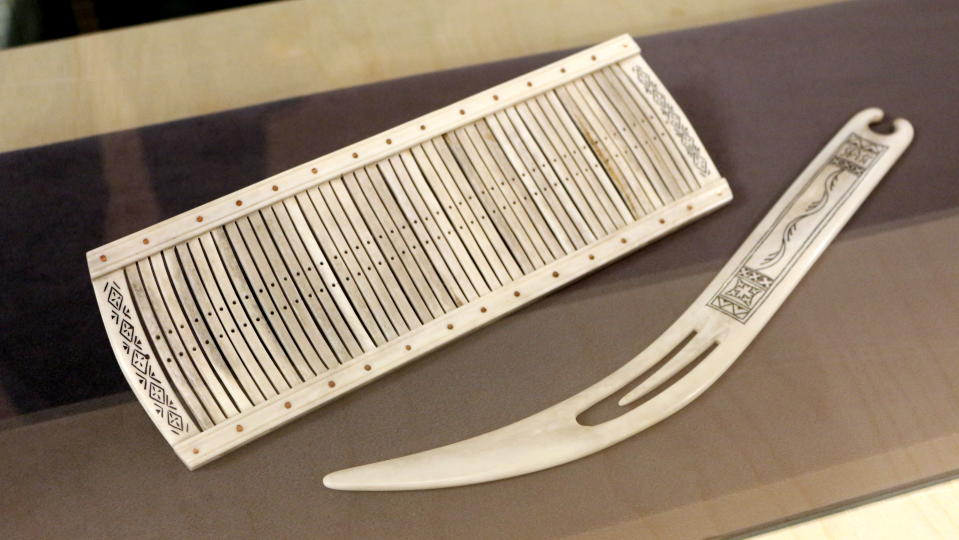 Jouni S. Laitin tiuhta ja käpy, teoksen nimi on Äitini käsiin