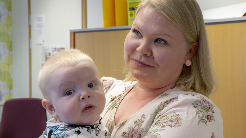 Anni Lahtinen kävi poikansa Ahtin kanssa Espoon neuvolassa.