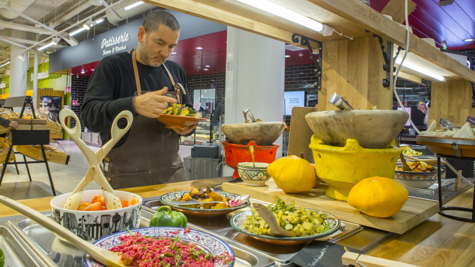 Hicham Daoussi järjestelee MO Cafén kasvisbuffettia.