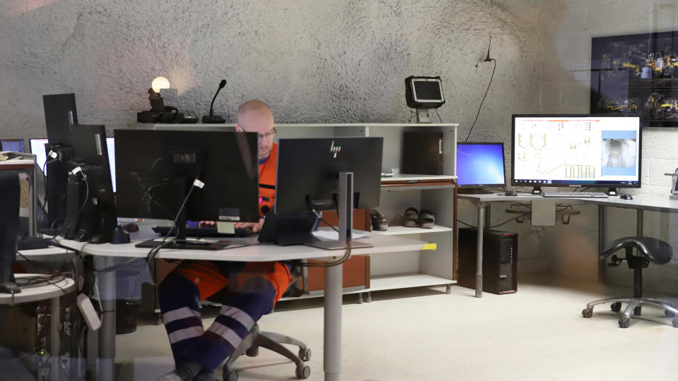 Työntekijä tietokoneella Outokummun kaivoksella Kemissä.