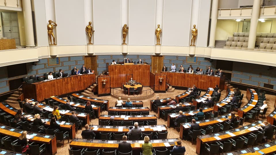 Eduskunta järjestäytynyt poikkeuksellisesti koronaviruksen takia. Hallitus jakautunut myös virkamiesaitioon ja edustajia vain n. 60 salissa. Loput etänä.