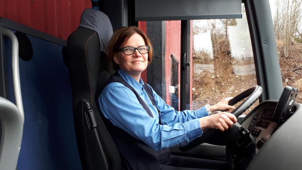Riikka Pasi ajaa linja-autoa