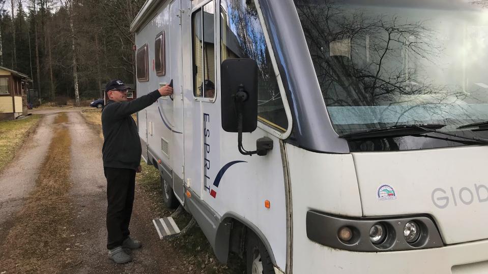 SF Lahden seudun Caravan -yhdistyksen puheenjohtaja Juha Hartman avaa matkailuautonsa ovea