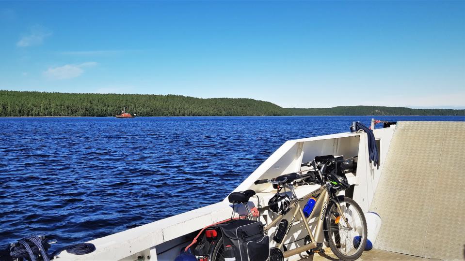 Tandempyörä nojaa laivan kylkeen Saimaalla