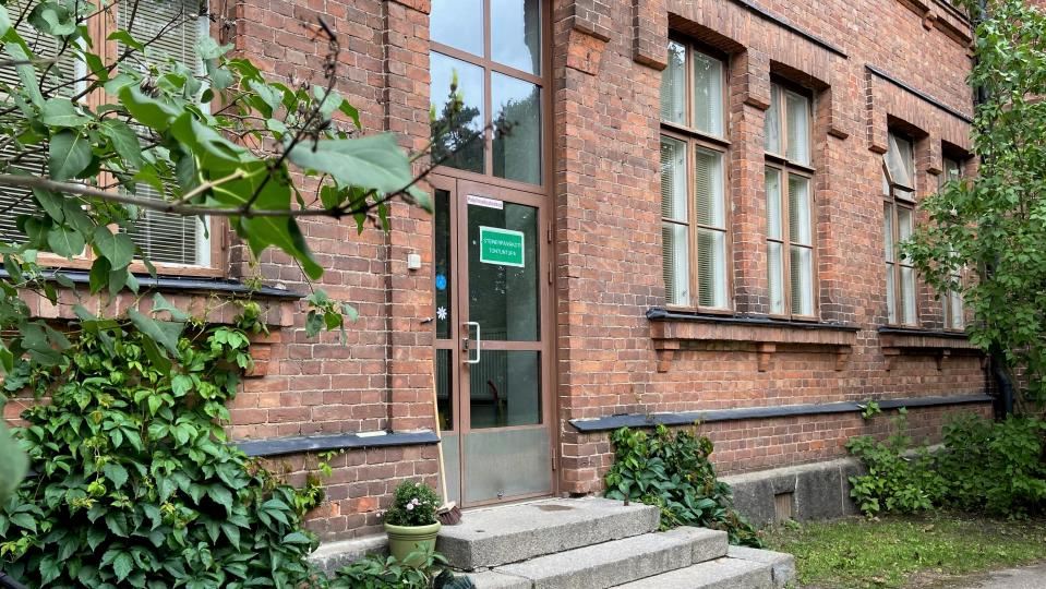 Steinerpäiväkoti on ollut viime ajat entisen varuskuntasairaalan tiloissa.
