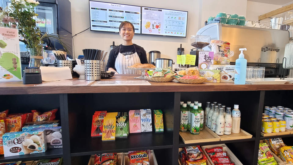 Kuplatee kahvila Tea 'n' Roll omistaja Amy Truong tiskin takana
