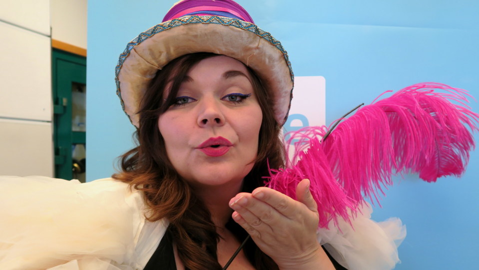 Susanna Immonen burleskitaiteilijana Lady Misty Mayn hahmossa
