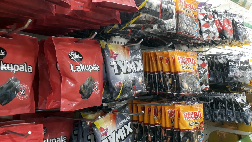 Salmiakkikarkkeja kaupassa