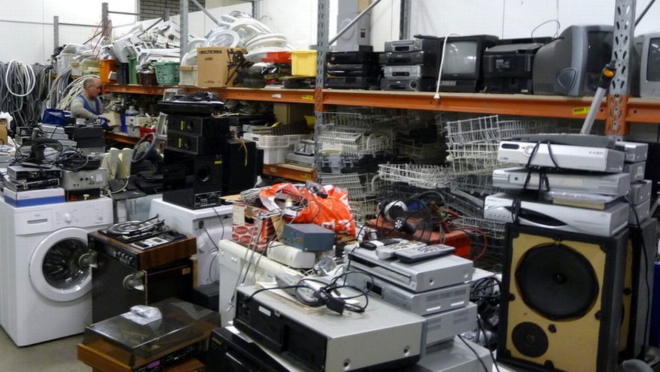 Elektroniikkaromua varastossa.