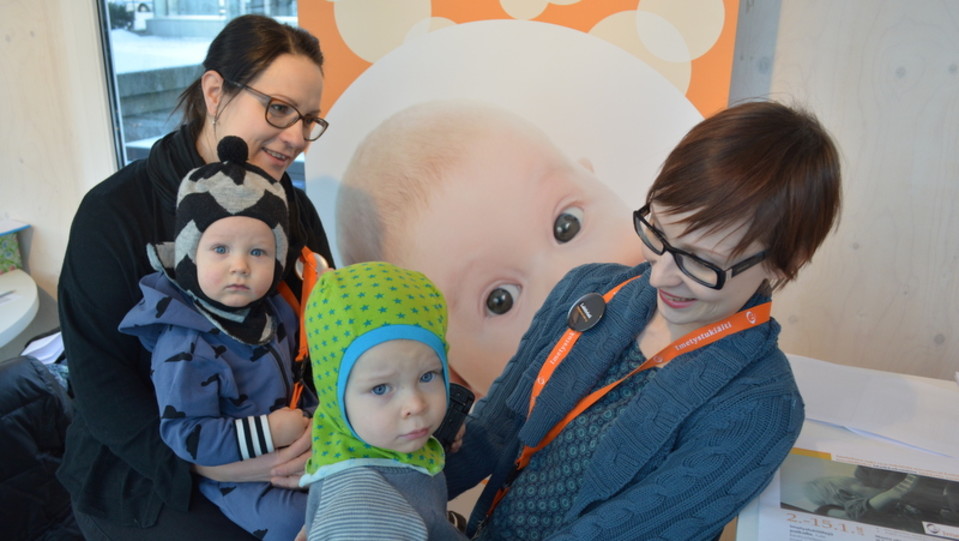 Imetystukiäidit Minna Ahveninen ja Miina Korpi lastensa Taavin ja Nuutin kanssa.