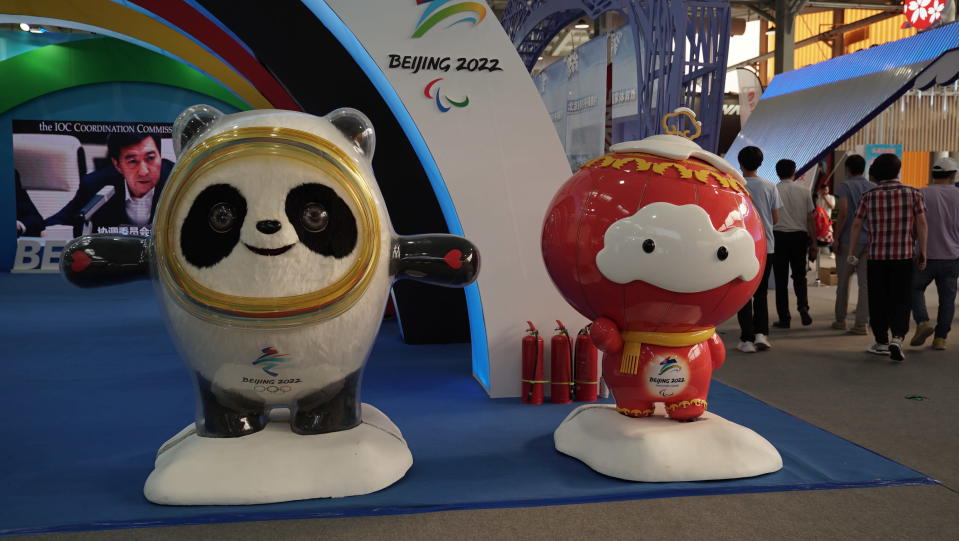 Pekingin olympialaisten kisamaskotit Bing Dwen Dwen ja Shuey Rhon Rhon kuvassa.