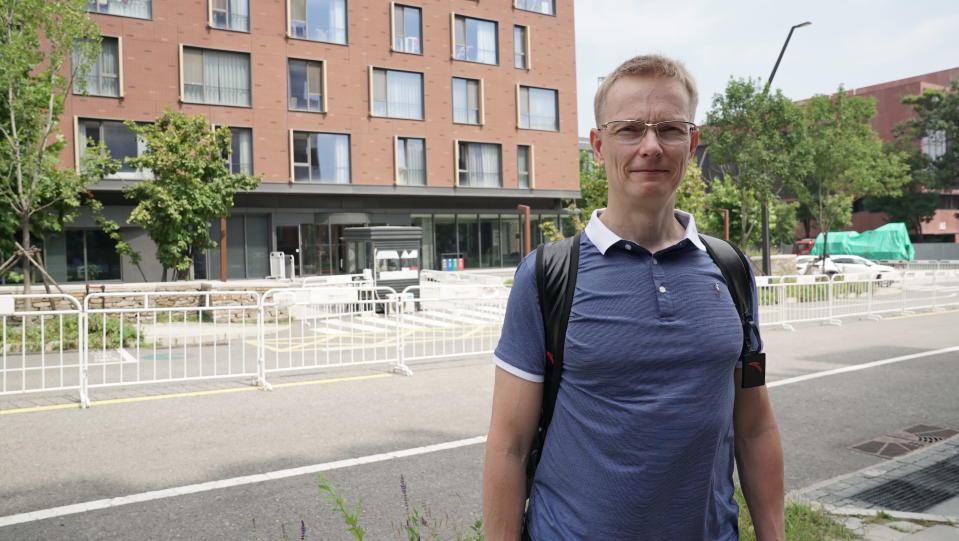 Tomi Rantamäki asuntolansa edessä.